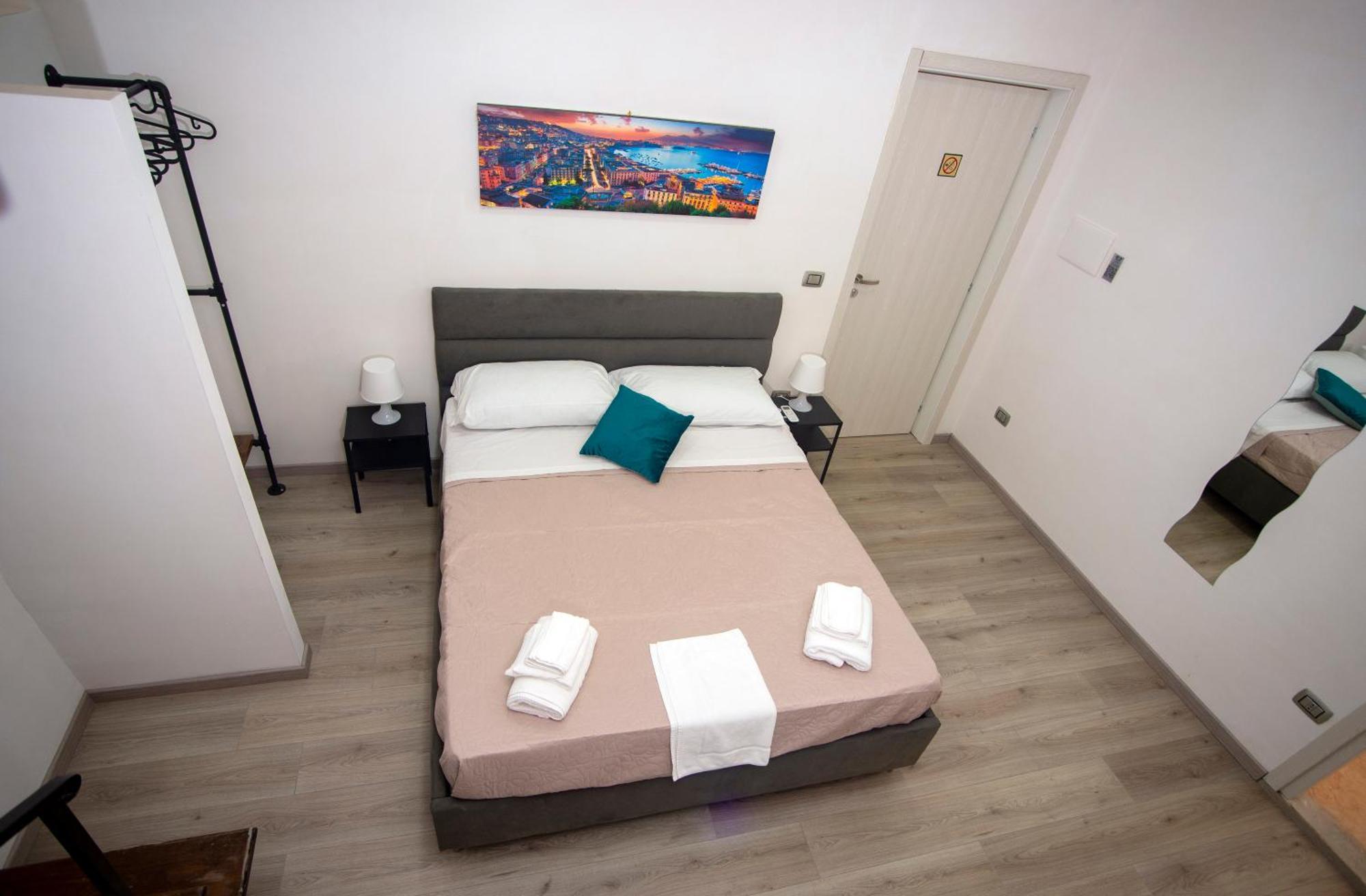 Na City Rooms Naples Luaran gambar
